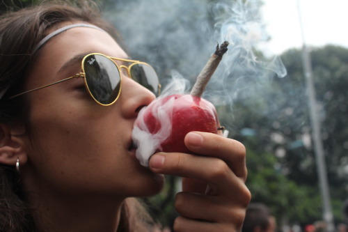 best way to smoke weed from an apple